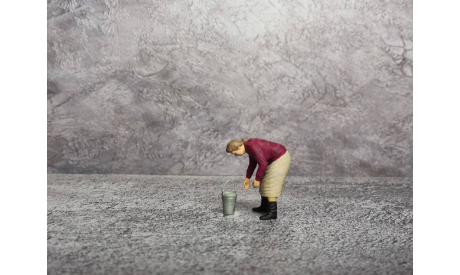 Фигурка ’Бабка на грядке с ведром’ 1/43, фигурка, 1:43