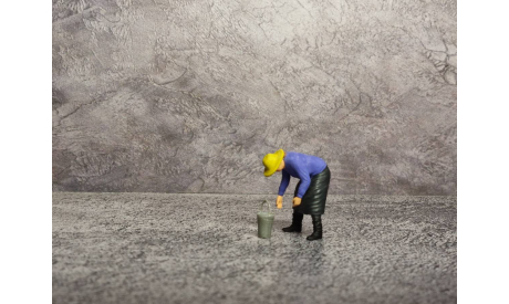 Фигурка ’Бабка на грядке с ведром’ 1/43, фигурка, 1:43