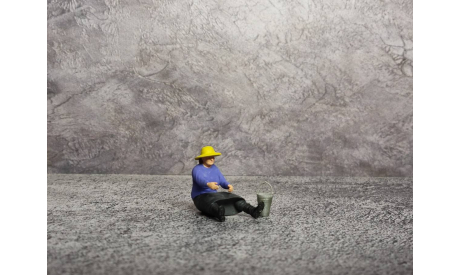 Фигурка ’Бабка на грядке с ведром’ 1/43, фигурка, 1:43