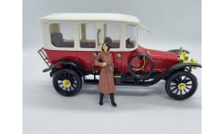 Фигурка Девушка в пальто 1/43