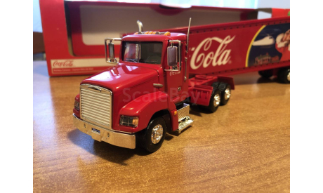 Freightliner holiday caravan Coca Cola Motor City 1-43 (лот в мск), масштабная модель, Motor City Classics, scale43