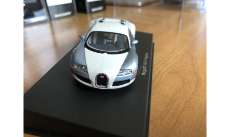 Bugatti Veyron pearl ice blue Autoart 50908 1-43 (лот в мск), масштабная модель, scale43