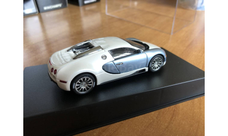 Bugatti Veyron pearl ice blue Autoart 50908 1-43 (лот в мск), масштабная модель, scale43