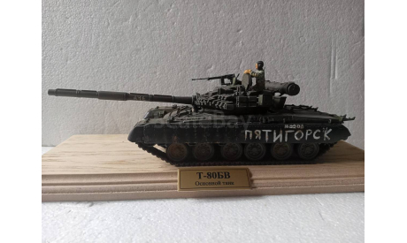 Модель 1/35 Танка Т-80БВ с экипажем и подставкой, масштабные модели бронетехники, scale35