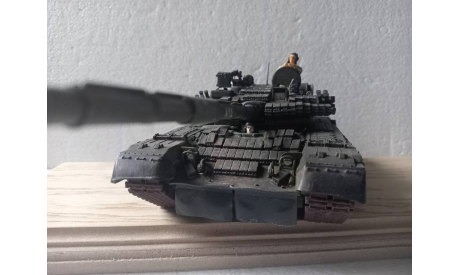 Модель 1/35 Танка Т-80БВ с экипажем и подставкой, масштабные модели бронетехники, scale35