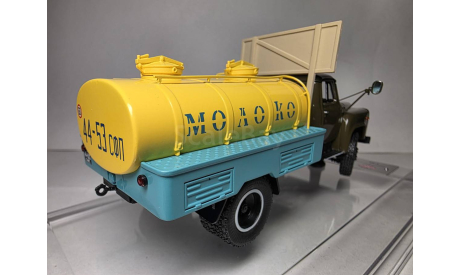 Автомобиль-цистерна АЦПТ-3,3 (53А) ’Молоко’, 1973 г. DiP Models, масштабная модель, scale43, ГАЗ