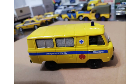 УАЗ-452  МИЛИЦИЯ СПЕЦМЕДСЛУЖБА, масштабная модель, ручная работа, scale43