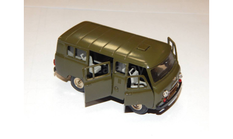 УАЗ-452В 1990 год А41, масштабная модель, scale43