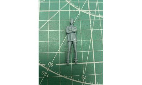 Девушка со сложенными на груди руками 1:43 Смола 3D-печать, фигурка, scale43