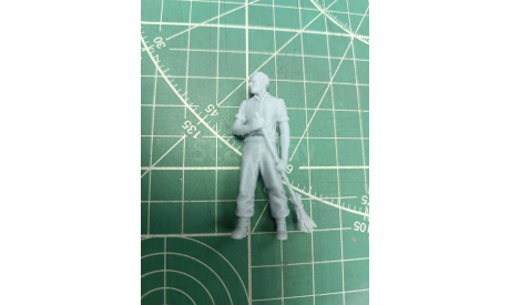 Мужчина в рубашке с метлой 1:35 Смола 3D-печать, миниатюры, фигуры, scale35