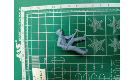 Рабочий с кувалдой 1:35 Смола  возможен обмен, миниатюры, фигуры, scale35