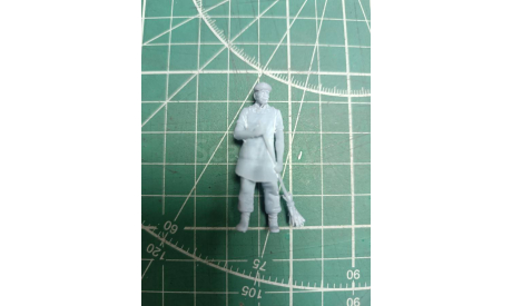 Мужчина в кепке с метлой 1:43 Смола 3D-печать, фигурка, scale43