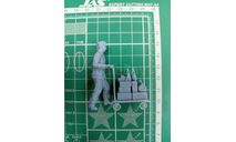 Носильщик с тележкой багажа 1:35 возможен обмен, миниатюры, фигуры, scale35