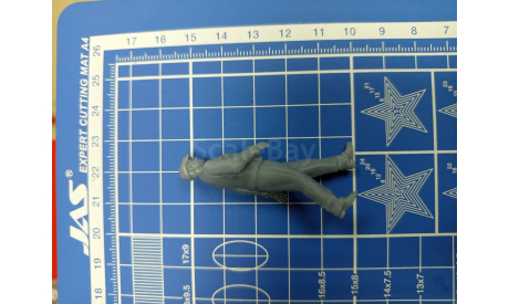 Шагающий мужчина в кепке 1:35 Смола 3D-печать возможен обмен, миниатюры, фигуры, scale35