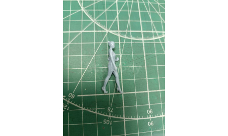 Девушка, шагающая на каблуках с сумочкой 1:43  Смола 3D-печать, миниатюры, фигуры, scale43