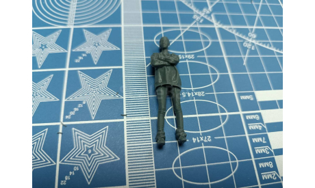 Девушка со сложенными на груди руками 1:35 Смола 3D-печать, фигурка, scale35