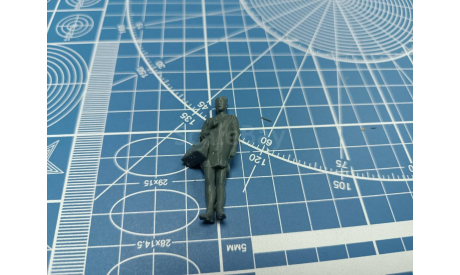 Девушка в свитере с большой сумкой 1:35 Смола 3D-печать, фигурка, scale35