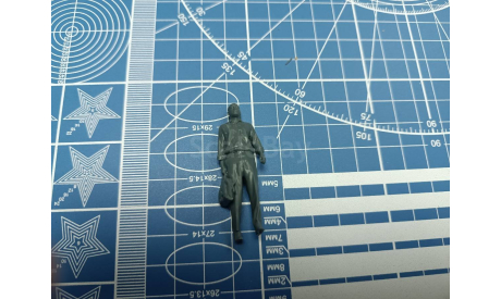 Идущий мужчина с портфелем 1:35 Смола 3D-печать, фигурка, scale35