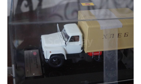 Автомобиль фургон ГЗСА-3704 на шасси ГАЗ-52-01 1991 г (DIP models), масштабная модель, 1:43, 1/43