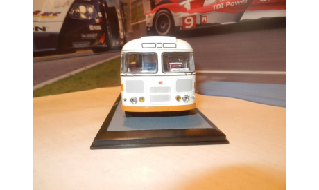 Автобус ПАЗ-672 белый с жёлтыми полосами, масштабная модель, Classicbus, scale43