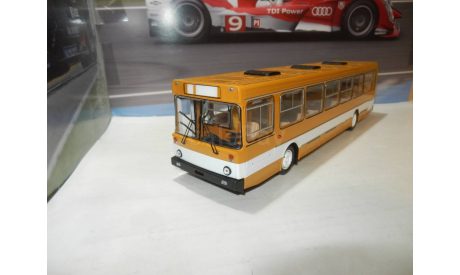 Автобус ЛиАЗ-5256 желтый с белой полосой, масштабная модель, DEMPRICE, scale43