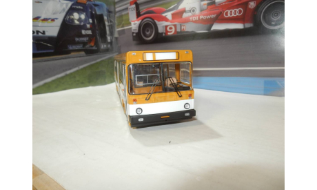 Автобус ЛиАЗ-5256 желтый с белой полосой, масштабная модель, DEMPRICE, scale43
