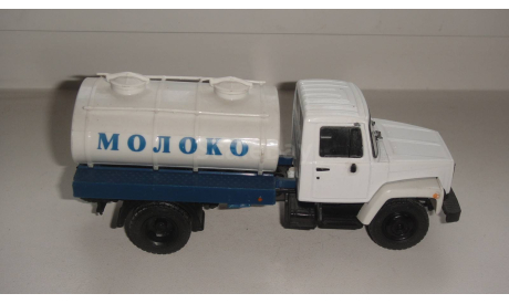 АВТОЛЕГЕНДЫ ГРУЗОВИКИ № 13 АВТО 3307 МОЛОКО  ТОЛЬКО МОСКВА САМОВЫВОЗ, журнальная серия Автолегенды СССР (DeAgostini), scale43