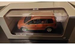 Volkswagen VW Cross Touran Minichamps