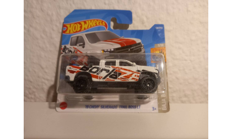 Chevrolet Silverado Trail Boss LT Hot Wheels, масштабная модель, scale64