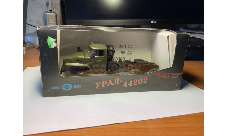 УРАЛ 44202 тягач, хаки, масштабная модель, 1:43, 1/43, Элекон