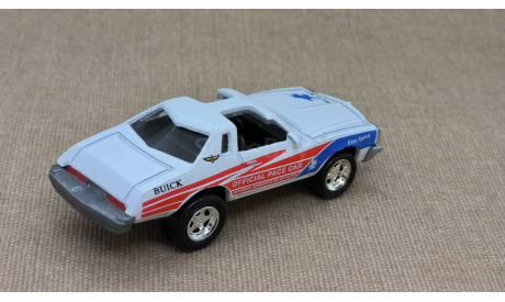 Buick Century T-top Indy 500 Pace Car (1975) - Johnny Lightning - 1:64, масштабная модель, scale64