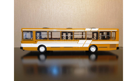 ЛИАЗ 5256 Агат - Охра с белыми полосами Арт.  04012E DEMPRICE, масштабная модель, 1:43, 1/43