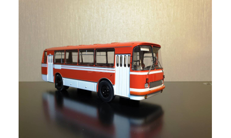 ЛАЗ-695Н красный с белыми полосами Арт. 04016F DEMPRICE, масштабная модель, 1:43, 1/43