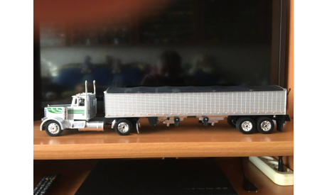 Peterbilt с полуприцепом  . Распродажа коллекции ., масштабная модель, New-Ray Toys, scale32