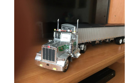 Peterbilt с полуприцепом  . Распродажа коллекции ., масштабная модель, New-Ray Toys, scale32