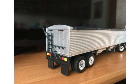 Peterbilt с полуприцепом  . Распродажа коллекции ., масштабная модель, New-Ray Toys, scale32