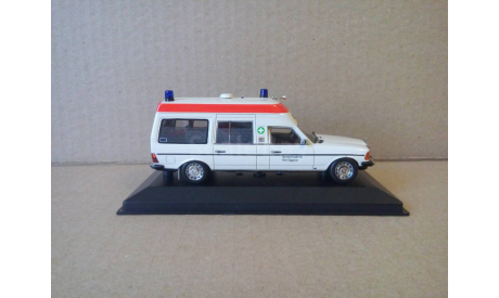 MERCEDES- BENZ  230E KTW KRANKENWAGEN/AMBULANCE/, масштабная модель, Mercedes-Benz, Minichamps, 1:43, 1/43