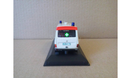 MERCEDES- BENZ  230E KTW KRANKENWAGEN/AMBULANCE/, масштабная модель, Mercedes-Benz, Minichamps, 1:43, 1/43