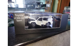Вналичии. Toyota land cruiser 300  1/43