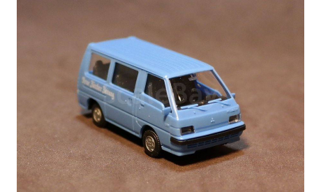 Полицейский микроавтобус Mitsubishi L300 (Delica)., масштабная модель, Rietze, scale87