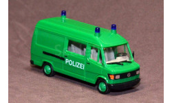 Полицейский микроавтобус Mercedes-Benz 207D, Германия.