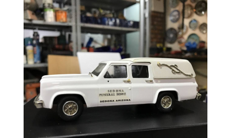 Коллекционная модель 1:43 Chevrolet Suburban Hearse, масштабная модель, Western Models (GB, 1/43