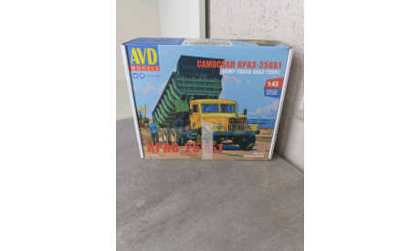 Самосвал Краз-256Б1, сборная модель автомобиля, AVD Models, scale43