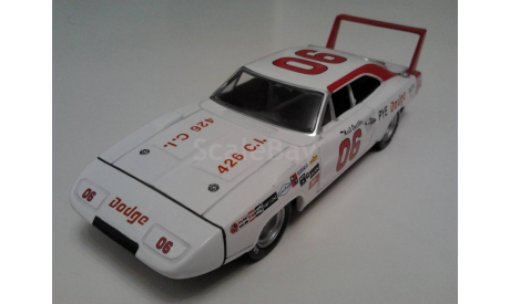 Dodge Charger Daytona 500 miles Daytona 1970г. (Universal Hobbies), масштабная модель, 1:43, 1/43