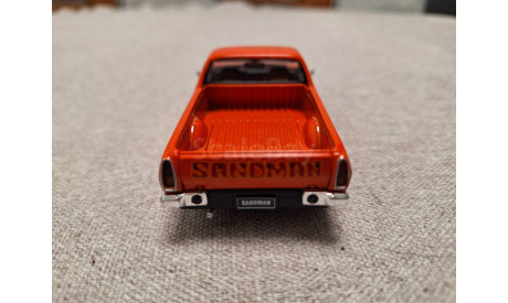 Holden HX Sandman 1976 mandarin red (Classic Carlectables) 1/43, масштабная модель, scale43
