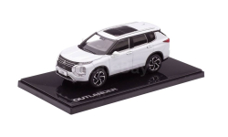 Модель MITSUBISHI OUTLANDER 4WD 2023 white 1:43 (DEALER BOX)