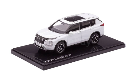 Модель MITSUBISHI OUTLANDER 4WD 2023 white 1:43 (DEALER BOX), масштабная модель, scale43