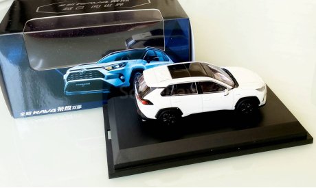 Модель Toyota RAV4 (2019) pearl white 1:43 DEALER BOX, масштабная модель, 1/43