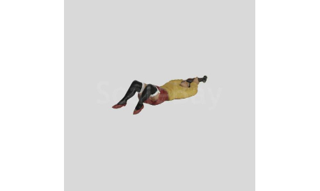 217a - Девушка с молотком, лежащая под машиной - фигурка в масштабе 1/43, фигурка, 43figures, scale43