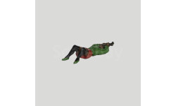 217c - Девушка с молотком, лежащая под машиной - фигурка в масштабе 1/43